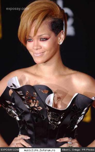si eu : x : x : x. rihanna e grazava si frumoasa si ati uitat de faza asta: rihanna